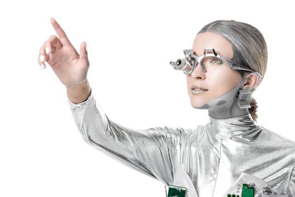 retrato de ciborgue de prata tocando algo isolado em branco, conceito de tecnologia futuro
 - Foto, Imagem