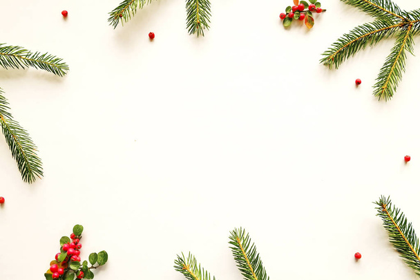 クリスマス気分のコンセプトです。伝統的なお祭り属性を持つレイアウト構成、緑の装飾的な新鮮な松の枝します。冬の休暇の季節。背景、空間をコピー、クローズ アップ、上面図、フラットを置く. - 写真・画像