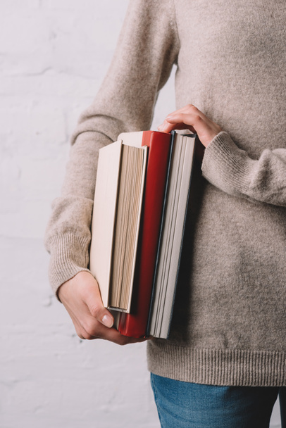 abgeschnittene Aufnahme einer Frau mit Büchern, Bildungskonzept - Foto, Bild
