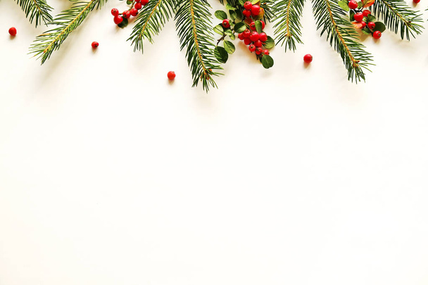Noel ruh kavramı. Geleneksel Festival öznitelikleri ile düzen kompozisyon, yeşil dekoratif taze çam ağacı dalları. Kış tatil sezonu. Arka plan, uzay kopyalama, en iyi görünümü kapatın, yat. - Fotoğraf, Görsel