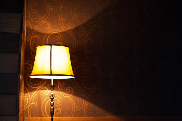 включены старые и очень красивые старинные лампы пола в интерьере
 - Фото, изображение