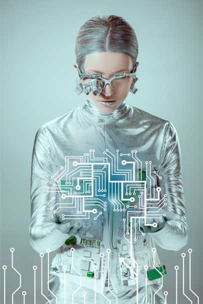 cyborg plata futurista mirando placa de circuito aislado en gris, concepto de tecnología futura
  - Foto, Imagen