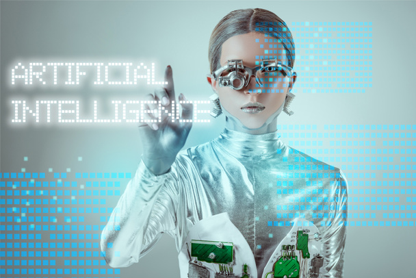 futuristico cyborg argentato che tocca la scritta "intelligenza artificiale" su grigio con i dati digitali
 - Foto, immagini