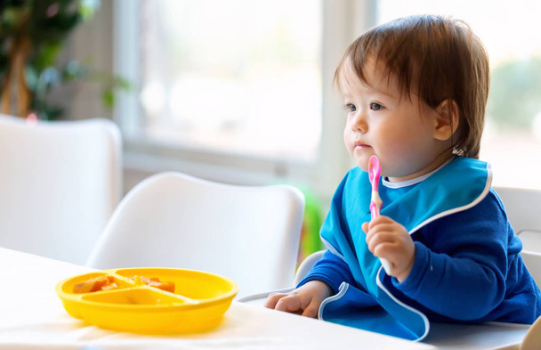 Toddler boy eating - Фото, зображення
