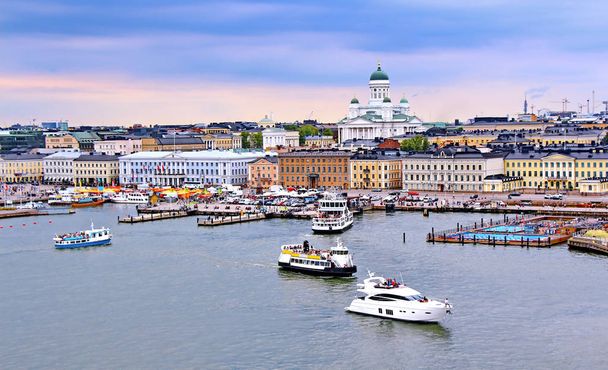 Paysage urbain d'Helsinki avec la cathédrale d'Helsinki et la place du marché, Finlande - Photo, image