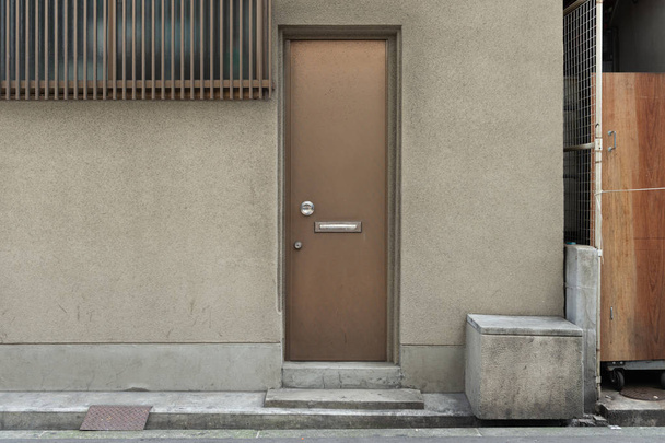 járda utcai fallal és ajtóval - Fotó, kép