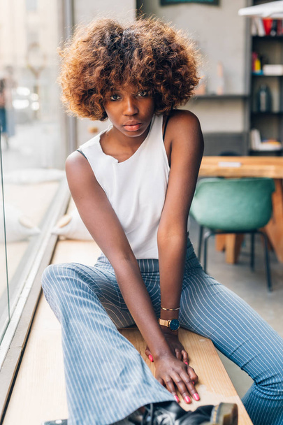 jovem mulher negra posando câmera olhando interior - atitude, poder da menina, contemplando conceito
 - Foto, Imagem