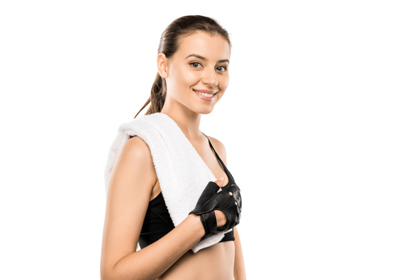Porträt der schönen Sportlerin in Gewichtheben-Handschuhen mit weißem Handtuch isoliert auf weiß - Foto, Bild