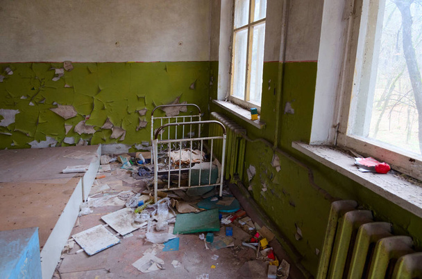 破壊された村 Kopachi (10 km 除外ゾーンのチェルノブイリ原子力発電所)、ウクライナで放棄された幼稚園の寝室 - 写真・画像