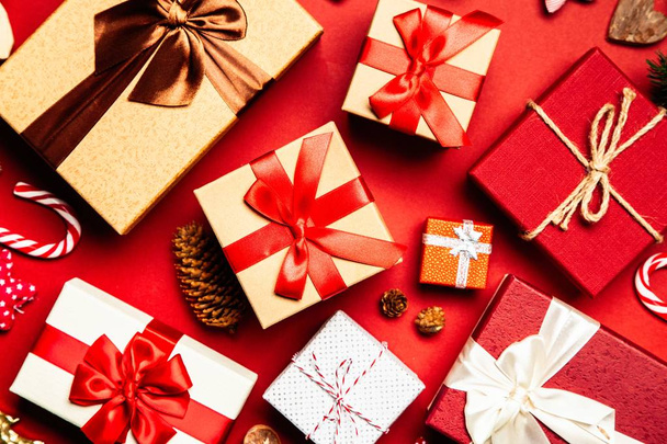 Cajas de regalo sobre fondo rojo
 - Foto, imagen