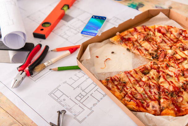zár-megjelöl szemcsésedik doboz pizza, eszközökhöz és smartphone-val foglalás app-ra-képernyő az építési terv - Fotó, kép