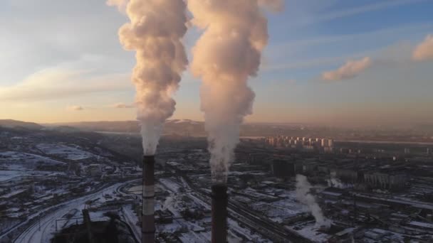 Vista aérea del humo que sale de la chimenea de una caldera de carbón. Movimiento de arriba hacia abajo con rotación de cámara
. - Imágenes, Vídeo