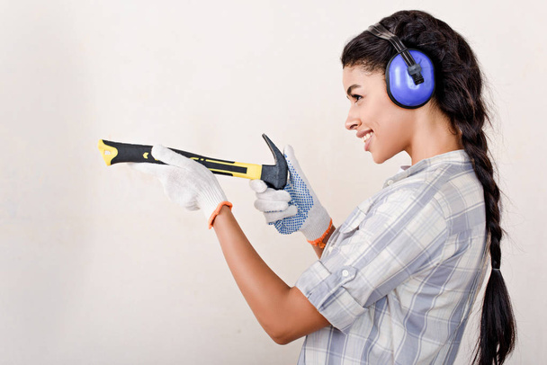 ludique jeune femme s'amuser avec marteau lors de la rénovation de la maison
 - Photo, image