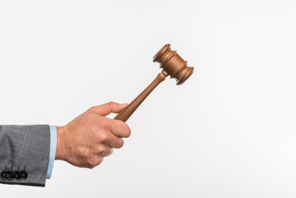 recortado tiro de juez sosteniendo martillo de madera en la mano aislado en blanco
  - Foto, Imagen
