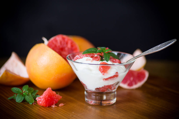 sweet homemade organic yogurt with slices of red grapefruit in a glass bowl - Zdjęcie, obraz