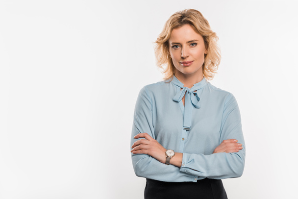 beautiful businesswoman standing with crossed arms and smiling at camera isolated on white - Valokuva, kuva
