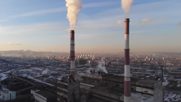 Vue aérienne de la fumée provenant de la cheminée d'une chaudière à charbon. Mouvement du bas vers le haut, vue sur la ville
. - Séquence, vidéo