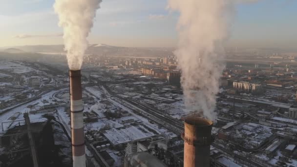 Vista aérea del humo que sale de la chimenea de una caldera de carbón. Cámara lenta, vista superior
. - Imágenes, Vídeo