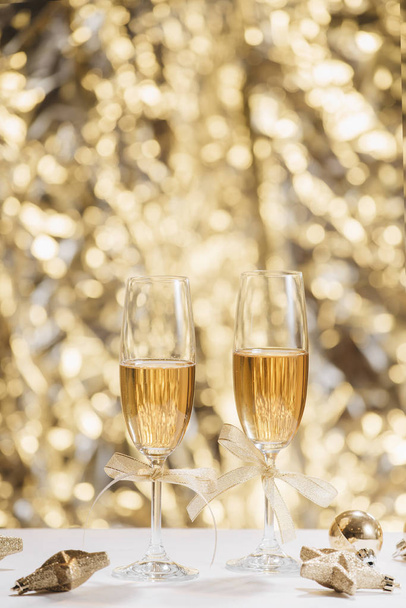 Two champagne glasses with bokeh lights on background - Foto, Bild