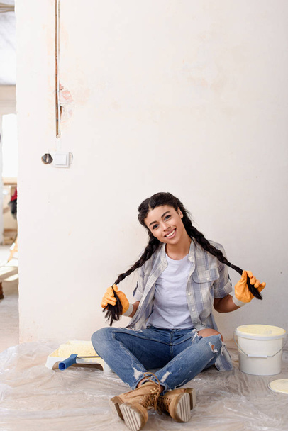 beautiful african american woman posing and looking at camera during renovation of new home - Φωτογραφία, εικόνα