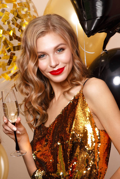 Mooie jonge meisje in elegante avondjurk met feestelijke ballonnen. Schoonheid gezicht. - Foto, afbeelding