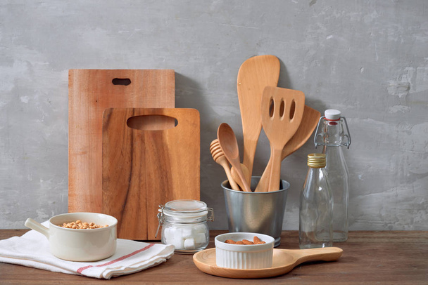 rustikales Geschirr und Keramikschalen mit Nüssen in der Küche - Foto, Bild