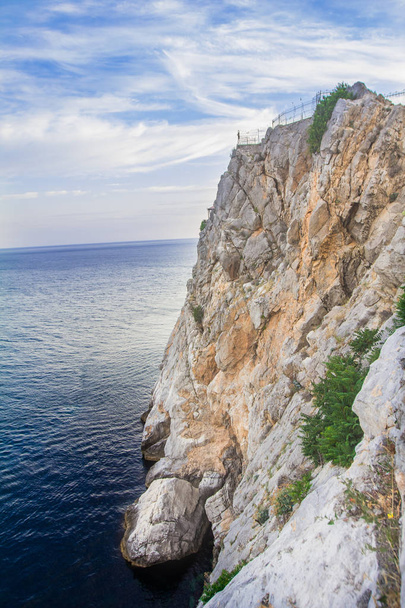 Collina rocciosa sullo sfondo del Mar Nero
 - Foto, immagini