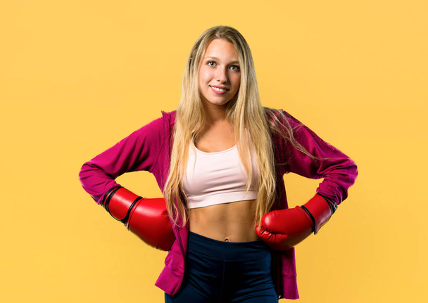 Szép sport nő Box kesztyű, sárga háttér - Fotó, kép