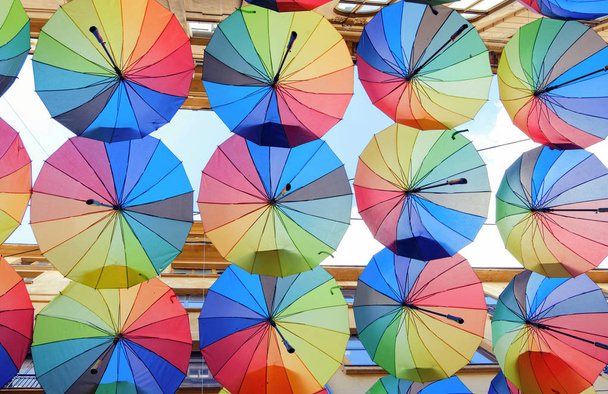 katu Bukarestissa peitetty monia värikkäitä sateenvarjoja, värikäs tausta, Romania
 - Valokuva, kuva