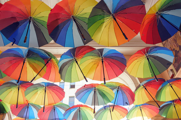rua em Bucareste coberto com muitos guarda-chuvas coloridos, fundo colorido, Roménia
 - Foto, Imagem