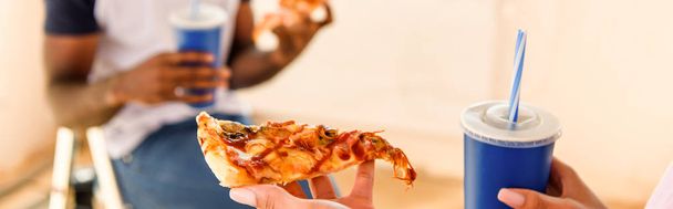 vista parziale di coppia a pranzo con soda e pizza
  - Foto, immagini