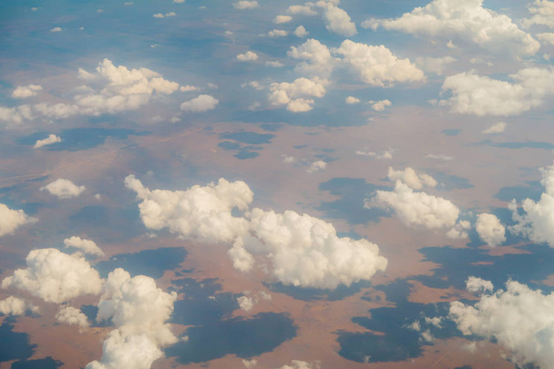 Wolkenblick vom Flugzeug zum Boden - Foto, Bild