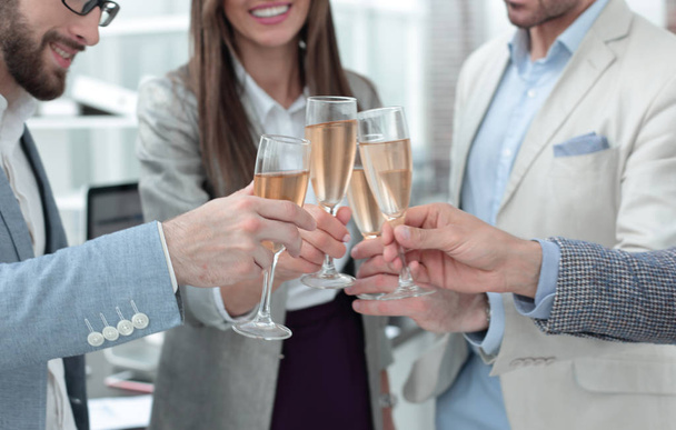 close up.glasses of champagne in the hands of the business team. - Foto, imagen