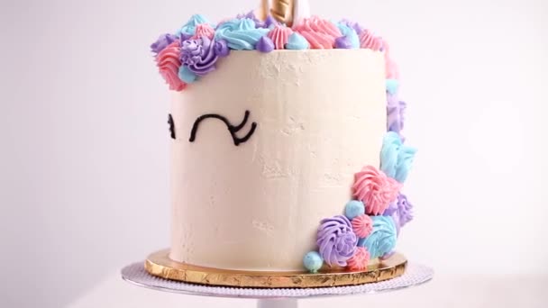 Küçük kızın Doğum günü için bir tek boynuzlu at pasta süsleme Baker parti. - Video, Çekim
