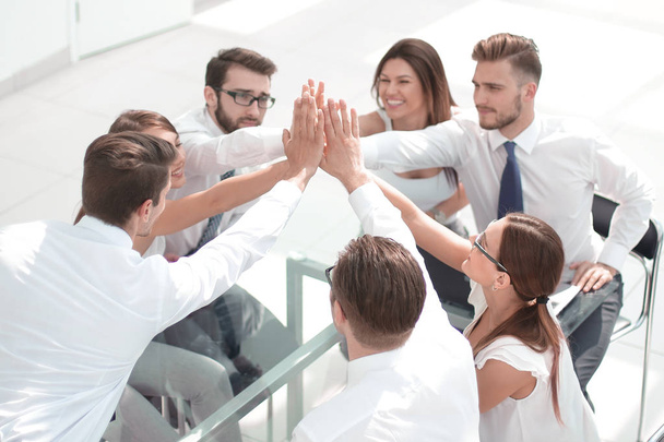 equipe de negócios bem sucedida dando uns aos outros um alto cinco
 - Foto, Imagem