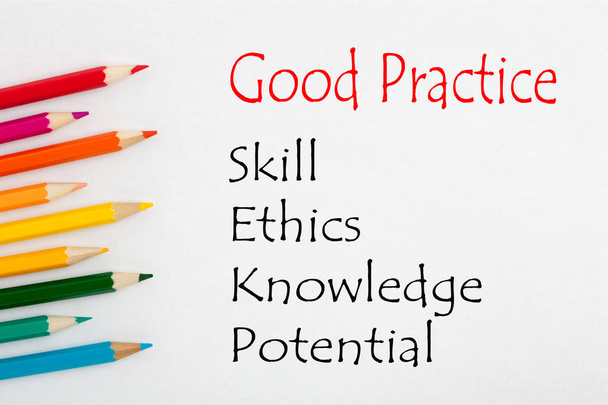 Dobrych praktyk i kredki z word umiejętności, etyki, wiedzy i potencjału na białym tle. - Zdjęcie, obraz