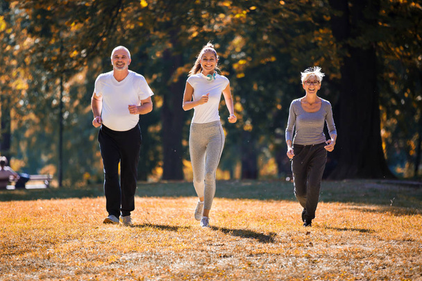 Seniorinnen und Senioren sowie junge Instruktorinnen trainieren an frischer Luft. Outdoor-Aktivitäten, gesunder Lebensstil, starke Körper, fitte Figuren. - Foto, Bild