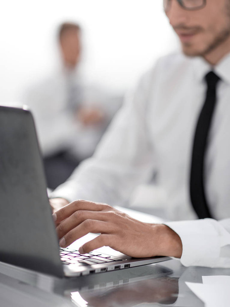 Young businessman in formalwear typing on laptop - Φωτογραφία, εικόνα