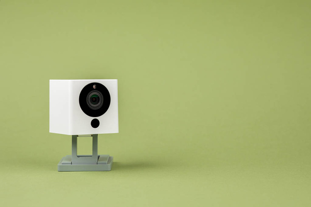 λευκό webcam σε πράσινο φόντο, αντικείμενο, Internet, έννοια της τεχνολογίας. - Φωτογραφία, εικόνα
