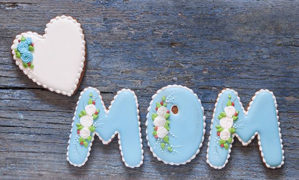 Muttertags-Grußkarten-Konzept. ich liebe dich, Mama. Buchstaben mama in form eines keks, hölzernen hintergrund. Ansicht von oben. - Foto, Bild