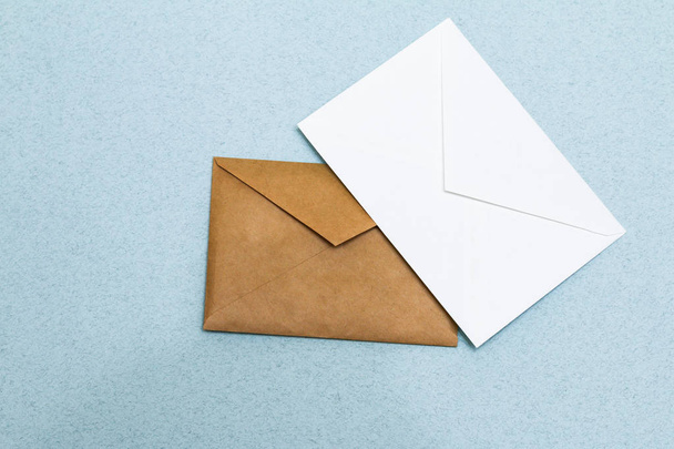 flatlay enveloppe d'artisanat de bureau blanc et brun
 - Photo, image