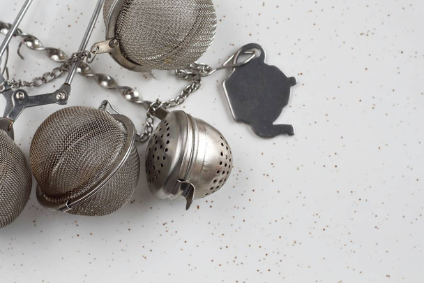 Cilindros de chá de metal no fundo branco com espaço epty
 - Foto, Imagem