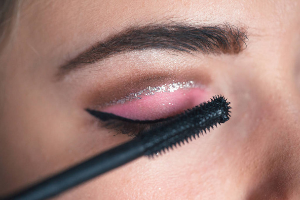 Close-up van make-up artiest smokey ogen make-up toe te passen. Schoonheid en make-up concept - Foto, afbeelding
