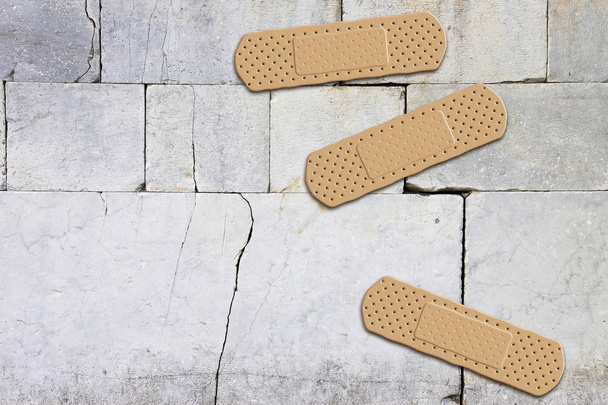 Yapışkanlı bandaj - kopya alanı ile görüntü ile eski taş duvar-kavram görüntünün yenileme - Fotoğraf, Görsel