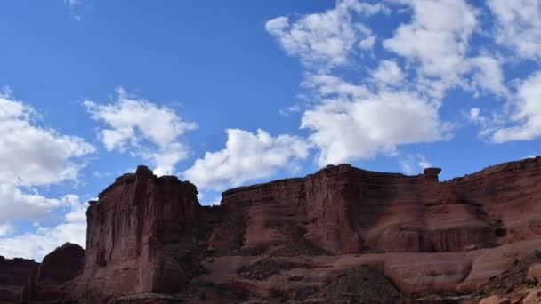 Upływ czasu w parku narodowego Arches, Utah. Chmury w kierunku kamery. Panoramowanie kamery od lewej do prawej. - Materiał filmowy, wideo