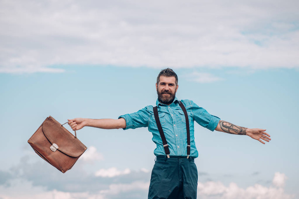 Bearded happy man. Bearded man with retro briefcase. Brutal male. Vintage fashion bag. Going to work. Businessman. Mature hipster with beard. Happy lawyer. Perfect male. he got great style - Foto, immagini
