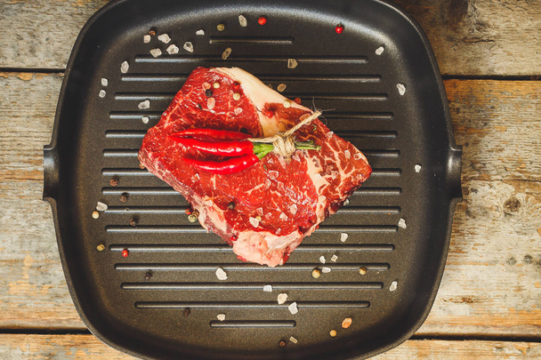nyers marha steak (Grillezett húsok, fűszerek) - egy darab húst. Szemközti nézet másol hely - Fotó, kép