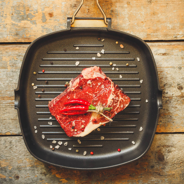 nyers marha steak (Grillezett húsok, fűszerek) - egy darab húst. Szemközti nézet másol hely - Fotó, kép