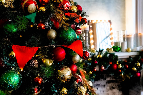Choinka z ozdoba piłka z światła na drzewo. Tło wakacje Boże Narodzenie i nowy rok. urządzone tree.happy świecące Boże Narodzenie nowy rok ozdoba. Bombki na choince. - Zdjęcie, obraz