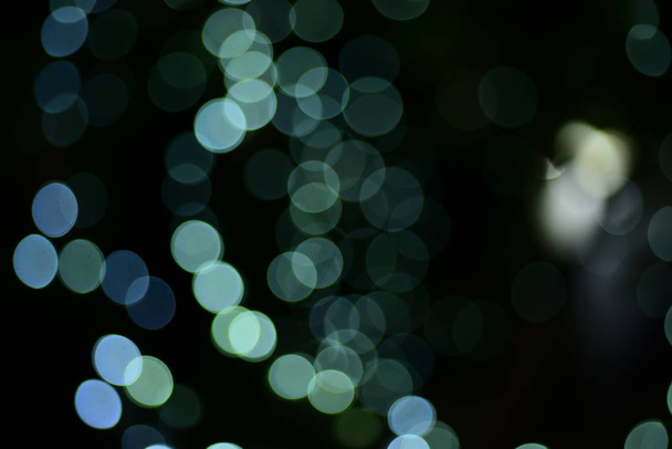 абстрактные размытые синие и серебристые блестящие лампочки блеск фона: размытие рождественских обоев украшения concept.christmas светлая ночь, абстрактные круглые bokeh background.bokeh огни
. - Фото, изображение
